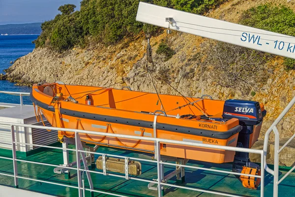 ポロジナクルーズ クロアチア 2020年4月25日 クレス島のブレストヴァとポロジナの間を走るコルナティフェリーのオレンジ救命艇 — ストック写真
