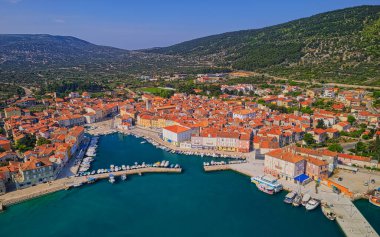 CRES, CROATIA - 25 Nisan 2020: Küçük motorlu eski limanın havadan görüntüsü.