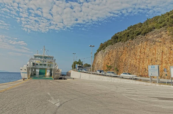 ポロジナCres クロアチア 2020年4月25日 クレス島のブレストヴァとポロジナの間を走る旅客と車両のフェリーコルナティに乗る — ストック写真