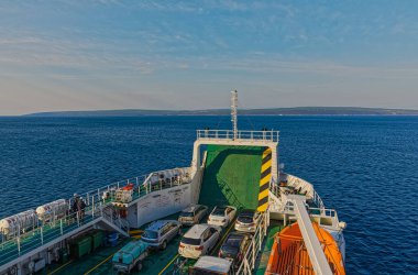 POROZINA CRES, CROATIA - 25 Nisan 2020: Cres Adası 'ndaki Brestova ile Porozina arasındaki yolcu ve araç feribotuna binmek.