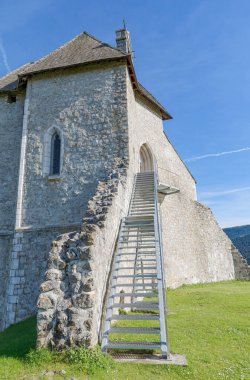 Hırvatistan 'ın Brinje kentindeki Sokolac Kalesi ve Kutsal Üçlü Şapeli' nin kalıntıları. Ortaçağ 'a kadar uzanan, kasabanın soylu Frankopan ve Gorjanski aileleri tarafından ele geçirildiği zamana dayanıyor.