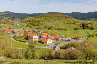Hırvatistan 'ın Brinje köyünün panoramik manzarası. Köyün üstündeki Sokolac Kalesi 'nden görüntü.,