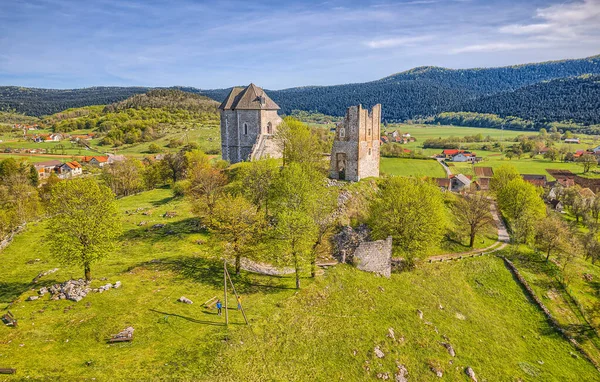 Brinje Croatia May 2021 Visitors Fort Sokolac Remains Chapel Holy — Stock Photo, Image