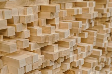 Sawmill doğal endüstriyel arka planda yarım işlenmiş ahşap çip