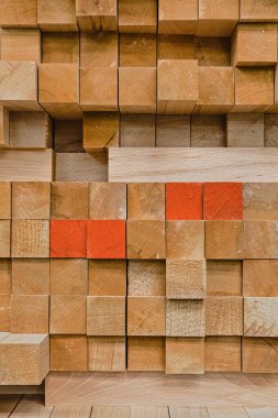 Kereste fabrikasına istiflenmiş odun. Doğal endüstriyel arka plan.