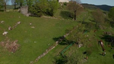 Hırvatistan 'ın Brinje kentindeki Sokolac Kalesi ve Kutsal Üçlü Şapeli' nin kalıntıları. Ortaçağ 'a kadar uzanan, kasabanın soylu Frankopan ve Gorjanski aileleri tarafından ele geçirildiği zamana dayanıyor.