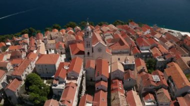 Hırvatistan 'ın Dalmaçya bölgesindeki Korcula kentindeki Eski kent katedralinin hava görüntüleri