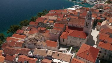 Hırvatistan 'ın Dalmaçya bölgesindeki Korcula kentindeki Eski kent katedralinin hava görüntüleri