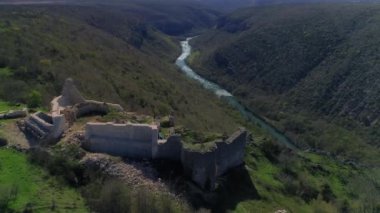 Helikopter havadan görünümü Ortaçağ fort Necven, Hırvatistan'daki Promina Batı tarafında bulunan arkeolojik kalıntıları. ateş azalan