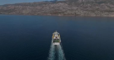 ZIGLJEN, CROATIA - 30 Eylül 2022: Jadrolinija feribotu Zigljen limanından Prizna limanına Velebit Kanalı 'ndan geçer.