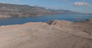 Pag adasının çıplak yaylası, Zigljen Limanı yakınlarındaki Velebit Kanalı 'na bakıyor.