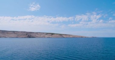 Pag Adası 'ndan ayrılıyor, feribot yolu manzaralı.