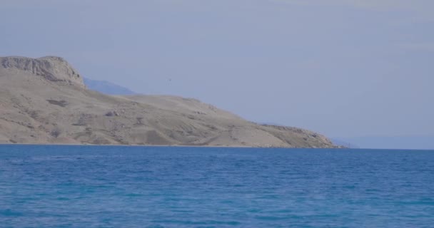 从帕格岛上的Rucica海滩向克罗地亚岩石海岸的景色 — 图库视频影像
