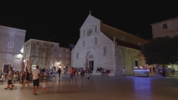 Pag Croatia 2020年8月31日 旧市街のメイン広場は 聖マリア教会前の観光シーズンに観光客で賑わいます — ストック動画