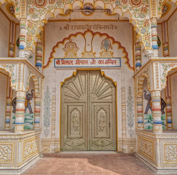 Pushkar India March 2018 Entrance Door Relief Detail Guards Guarding — Stok fotoğraf