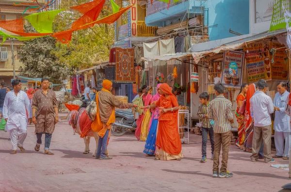 プシュカル インド 2018年3月3日 聖なる街の路上で美しい人々に会うサドゥのカラフルなシーン — ストック写真