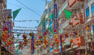 AJMER, INDIA - 3 Mart 2018: Dargah Çarşı yolundaki eski şehir merkezindeki otellerin renkli manzarası.