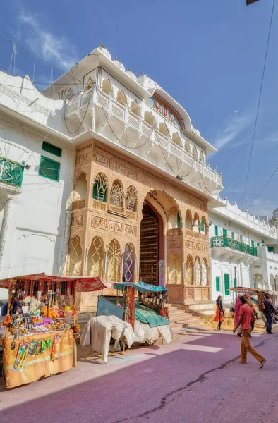 プシュカル インド 3月3 2018 訪問者や通行人と午後のシエスタ時にシュリー ルマVaikunth Mandir寺院の入り口の通りの景色 — ストック写真
