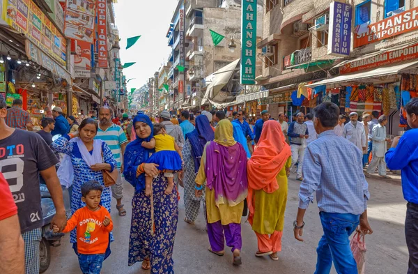 インド アジュメール 2018年3月3日 旧市街中心部のダーラ バザール道路の美しい人々のカラフルなシーン — ストック写真