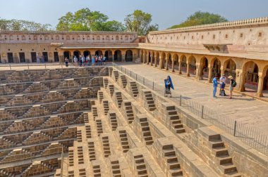 ABHANERI, INDIA - 4 Mart 2018: Hindistan 'ın Rajasthan eyaletindeki Abhaneri köyündeki Antik Chand Baori Stepwell' in dev manzarası.