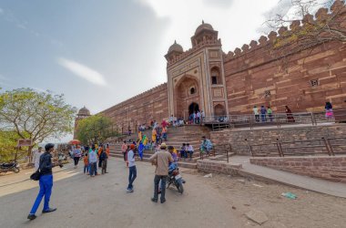 FATEHPUR SIKRI, INDIA - 4 Mart 2018: İmparator 'un cemaat duasına katılması için ayrılmış olan eski camii Badshahi Darwaza' yı gezen ziyaretçiler.