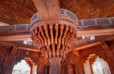 FATEHPUR SIKRI, INDIA - 4 Mart 2018: Uttar Pradesh 'teki Panch Mahal' in tarihi kalıntılarında iç mekan.