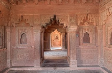 FATEHPUR SIKRI, INDIA - 4 Mart 2018: Uttar Pradesh 'teki Panch Mahal' in tarihi kalıntılarında tapınak içi.