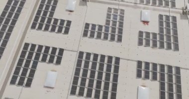 Güneş enerjisi panelleri, yeşil yenilenebilir enerji kaynağı olan güneşten enerji toplar.