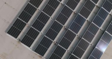 Güneş enerjisi panelleri, yeşil yenilenebilir enerji kaynağı olan güneşten enerji toplar.