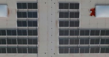 Güneş enerjisi panelleri, yeşil yenilenebilir enerji kaynağı olan güneşten enerji toplar.