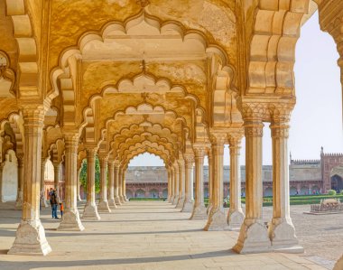 AGRA, INDIA - 4 Mart 2018: Lal Qila ve Fort Rouge olarak da bilinen Agra Kalesi UNESCO Dünya Mirası Alanına ait kamu binası Diwan-i-Am 'ın tarihi kalıntılarını ziyaret edenler.