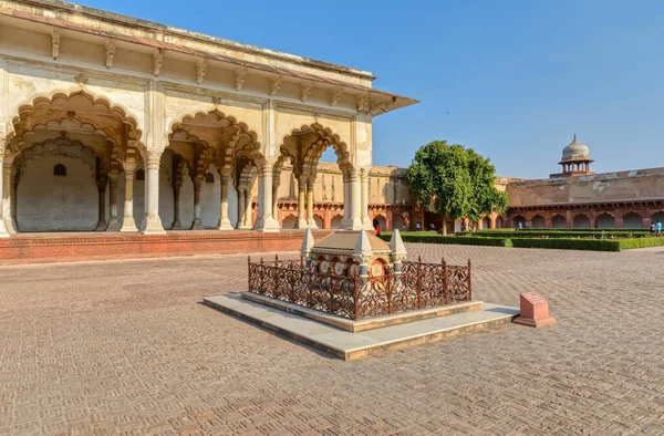 Agra India March 2018 Návštěvníci Prohlídka Historických Pozůstatků Agra Fort — Stock fotografie