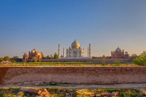 Agra India March 2018 Tourists Sighteseeing Exploring Admiring Famous Taj — Stock Photo, Image