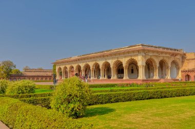 AGRA, INDIA - 4 Mart 2018: Lal Qila ve Fort Rouge olarak da bilinen Agra Kalesi UNESCO Dünya Mirası Alanına ait kamu binası Diwan-i-Am 'ın tarihi kalıntılarını ziyaret edenler.