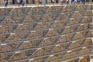 Hindistan 'ın Rajasthan eyaletindeki Abhaneri Tarihi Köyü' ndeki Antik Chand Baori Stepwell 'in manzarası.