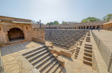 ABHANERI, INDIA - 4 Mart 2018: Hindistan 'ın Rajasthan eyaletindeki Abhaneri köyündeki Antik Chand Baori Stepwell' in dev manzarası.