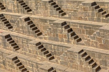 Hindistan 'ın Rajasthan eyaletindeki Abhaneri Tarihi Köyü' ndeki Antik Chand Baori Stepwell 'in manzarası.