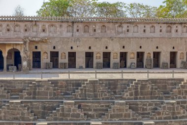 ABHANERI, INDIA - 4 Mart 2018: Hindistan 'ın Rajasthan eyaletindeki Abhaneri köyündeki Antik Chand Baori Stepwell' in dev manzarası.