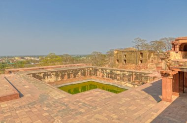 FATEHPUR SIKRI, INDIA - 4 Mart 2018: Uttar Pradesh 'teki Panch Mahal' in tarihi kalıntılarında su havuzu.