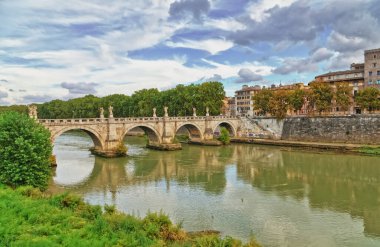 ROME, ITALY - 26 Eylül 2019 Bulutlu bir günde St. Angelo köprüsünün güzel manzarası.