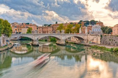 ROME, ITALY - 26 Eylül 2019 Bulutlu bir günde Ponte Vittorio Emanuele II 'nin güzel manzarası.