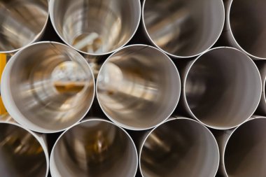 Bir yığın yuvarlak çelik boru, Pozega Hırvatistan.