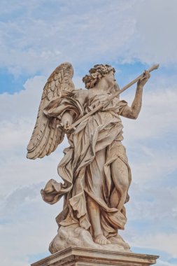 Roma 'da bulutlu bir günde Aziz Angelo Köprüsü' nün mızrak heykeli olan melek İtalya 'da.