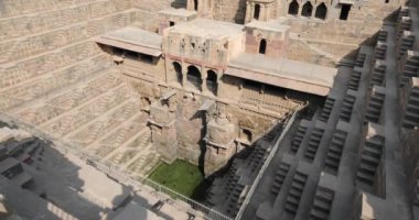 ABHANERI, INDIA - 4 Mart 2018: Hindistan 'ın Rajasthan eyaletindeki Abhaneri köyündeki Antik Chand Baori Stepwell' in dev manzarası.