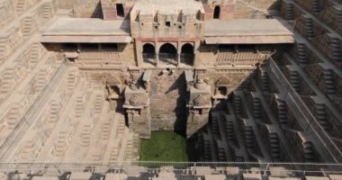 ABHANERI, INDIA - 4 Mart 2018: Hindistan 'ın Rajasthan eyaletindeki Abhaneri köyündeki Antik Chand Baori Stepwell' in dev manzarası.