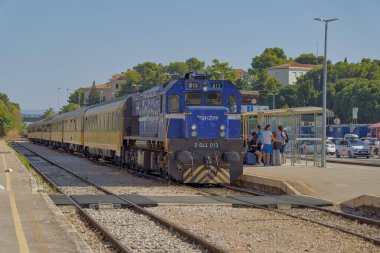 BÖLÜM, CROATIA - 15 Ağustos 2022: Feribot limanındaki ana tren istasyonundaki insanlar.
