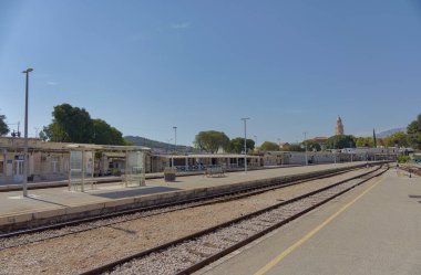BÖLÜM, CROATIA - 15 Ağustos 2022: Demiryolu istasyonundan eski tarihi kentin görüntüsü.