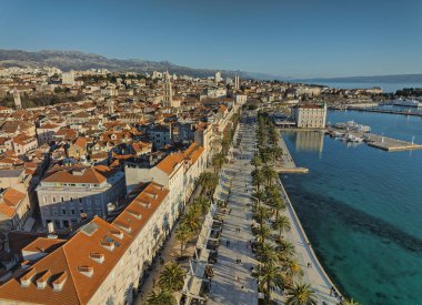 BÖLÜM, CROATIA - 16 Ocak 2022: Eski tarihi şehrin hava panoramik manzarası.