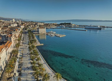 BÖLÜM, CROATIA - 16 Ocak 2022: Eski tarihi şehrin hava panoramik manzarası.