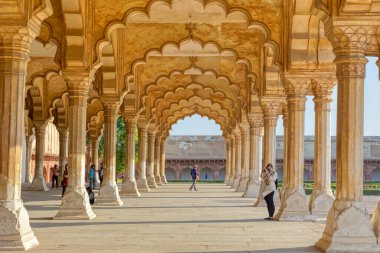 AGRA, INDIA - 4 Mart 2018: Lal Qila ve Fort Rouge olarak da bilinen Agra Kalesi UNESCO Dünya Mirası Alanına ait kamu binası Diwan-i-Am 'ın tarihi kalıntılarını ziyaret edenler.